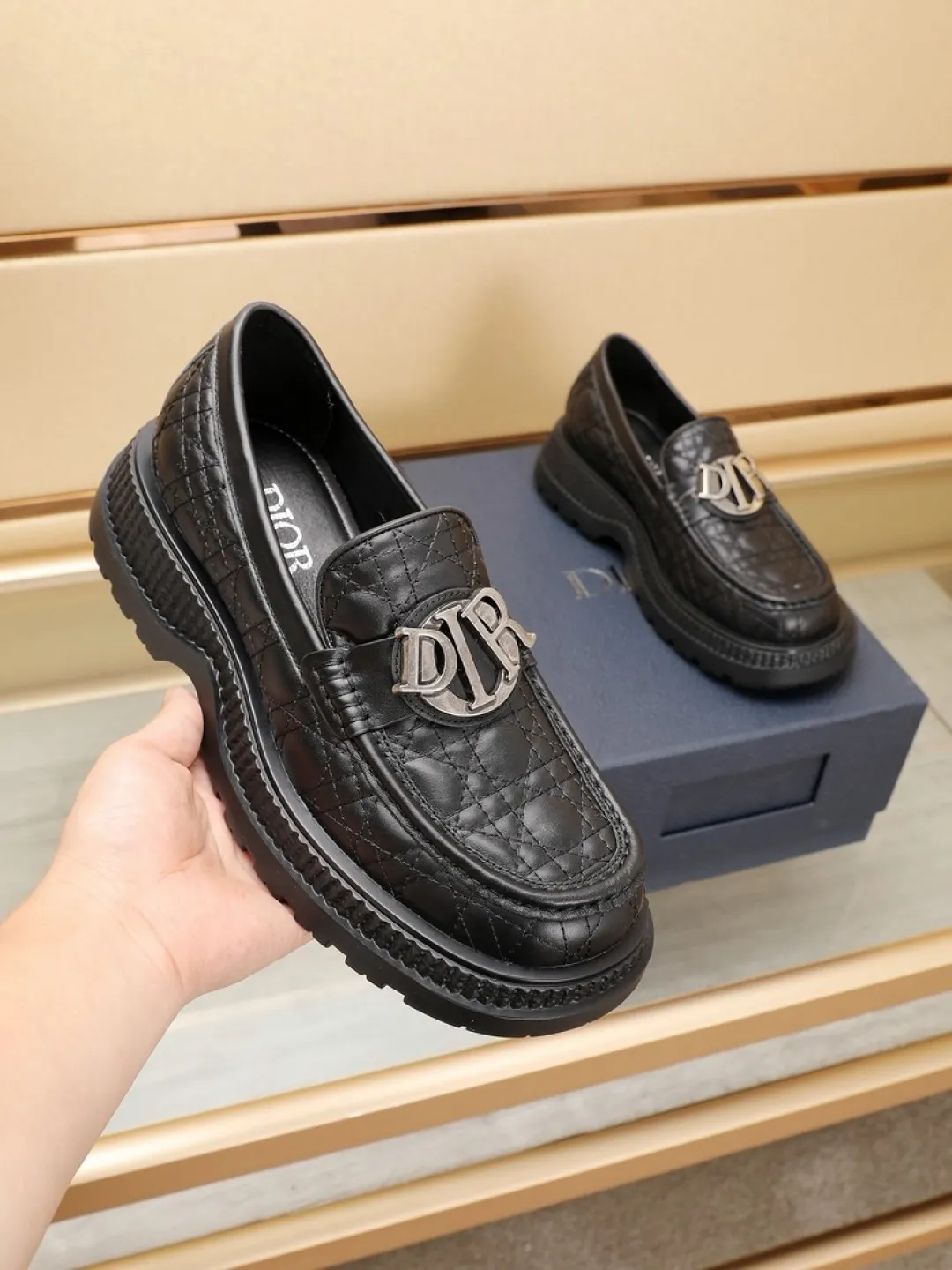 Factory P540💰Dior Buffalo men's low-cut derby casual leather shoes, a new product in the 2025 spring men's series, ideally combines unconventional features with Dior's high-end aesthetic style. The first-layer cowhide upper is decorated with tonal debossed Oblique embroidery, and the thick rubber sole displays a crepe-effect design, which is unique. Adds a modern touch to any look. Practical and stylish, it can be easily paired with a variety of casual looks and is an eye-catching finishing touch! Size: 38-44 (45.46 customized)